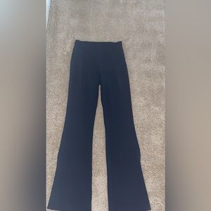 Lululemon Groove Super-High-Rise Flared Pant
Regular - Colour;True Navy
Size 8